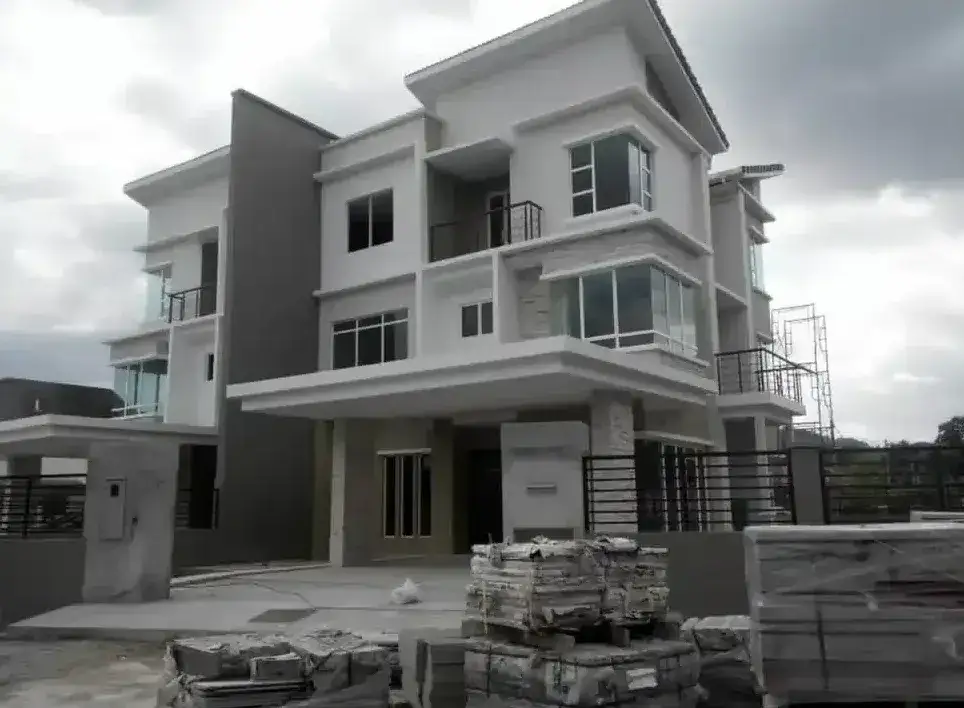 Rumah tiga tingkat di peringkat serahan