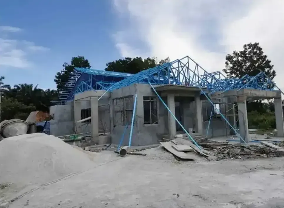 RumahHQ project in Ijok: steel roof trusses installed over the walls of a new house